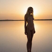  Nude