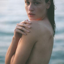  Nude