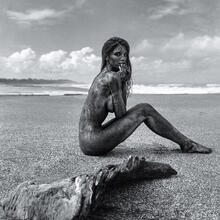  Nude
