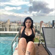  Nude