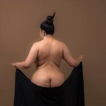  Nude