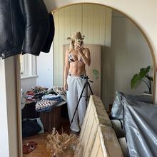  Nude