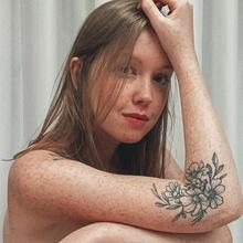  Nude