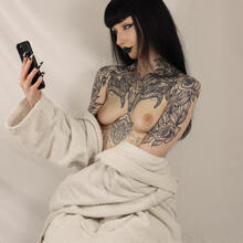  Nude