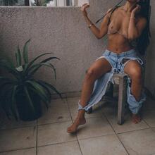  Nude