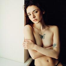  Nude