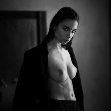  Nude