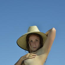  Nude