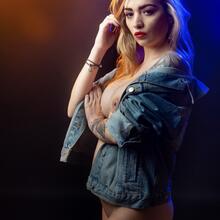  Nude