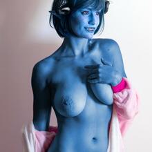 Nude