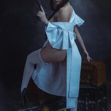  Nude