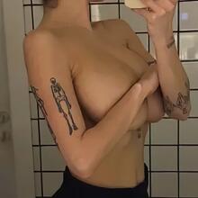  Nude