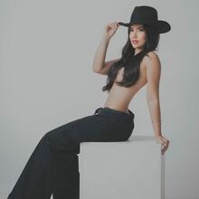  Nude