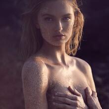 Nude