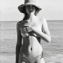  Nude