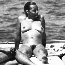  Nude