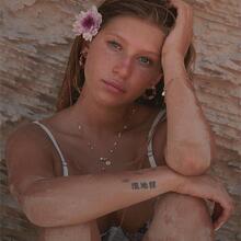  Nude
