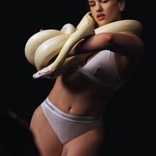  Nude