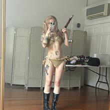  Nude
