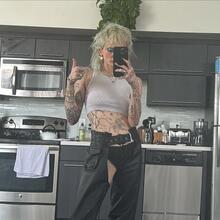  Nude