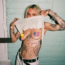  Nude