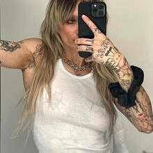  Nude