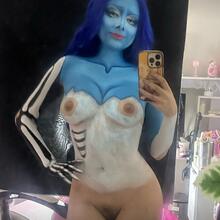  Nude