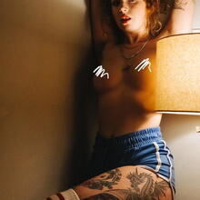  Nude