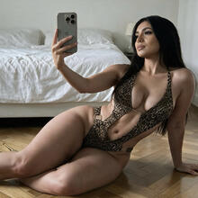  Nude