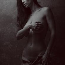  Nude