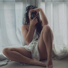  Nude