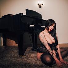  Nude