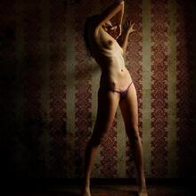 Nude