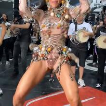 Nude