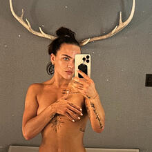  Nude