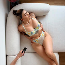  Nude