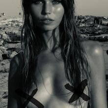  Nude