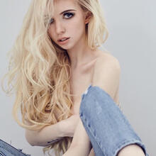  Nude