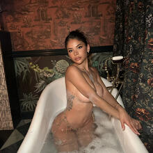  Nude