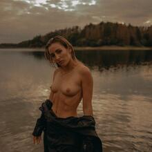  Nude