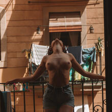  Nude