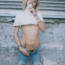  Nude
