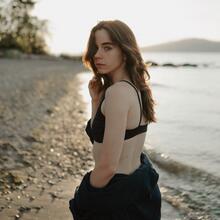  Nude