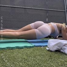  Nude