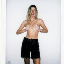  Nude