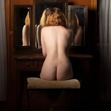  Nude