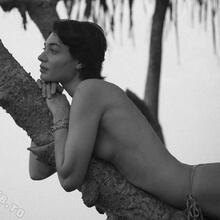  Nude