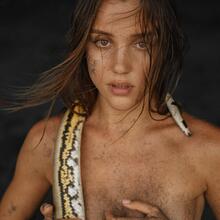  Nude