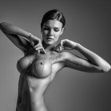 Nude