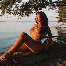  Nude